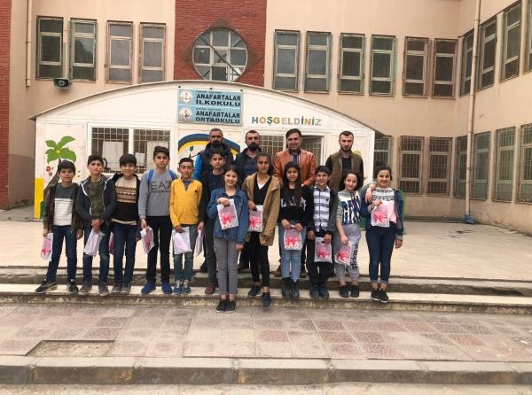 Mardin Çaykur Rizespor taraftarlar derneği başkanı Harun Çınar tarafından Halk oyunları öğrencilerimize hediye verildi